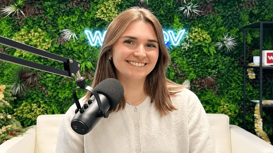 Mathilde, qui anime la formation Wimmov, en studio
